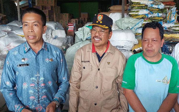Sekda Provinsi Kalteng H. Nuryakin saat memimpin TPID melakukan pengecekan stok dan harga kebutuhan pokok di Kota Puruk Cahu.