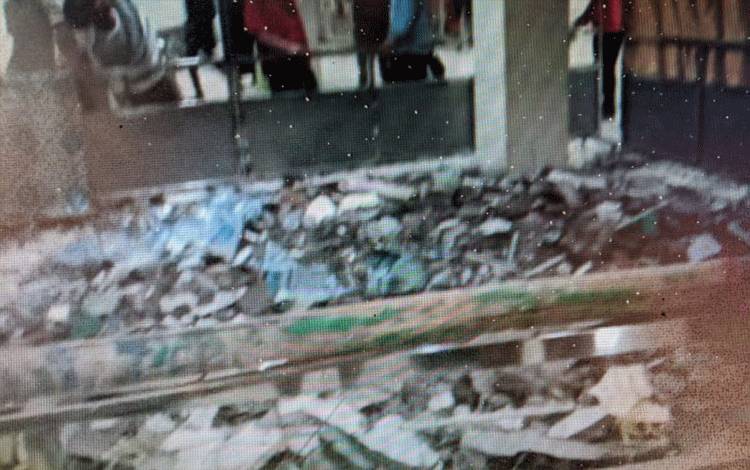 Suasana reruntuhan langit-langit Masjid Tifatul Jamaah yang sudah menimpa sedikitnya 10 orang jamaah di Makassar, Minggu (26/3/2023). Antara/HO-ist