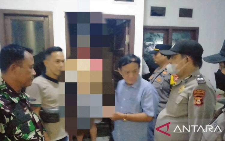 Personel kepolisian melakukan olah tempat kejadian penemuan pria lanjut usia gantung diri di rumahnya, di Palembang, Sumatera Selatan, Minggu (26/3/2023) (ANTARA/HO-Satreskrim Polsek IB II Palembang)