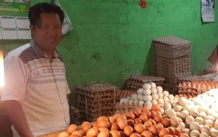 Pedagang telur di Palangka Raya. (FOTO: HENDRI)