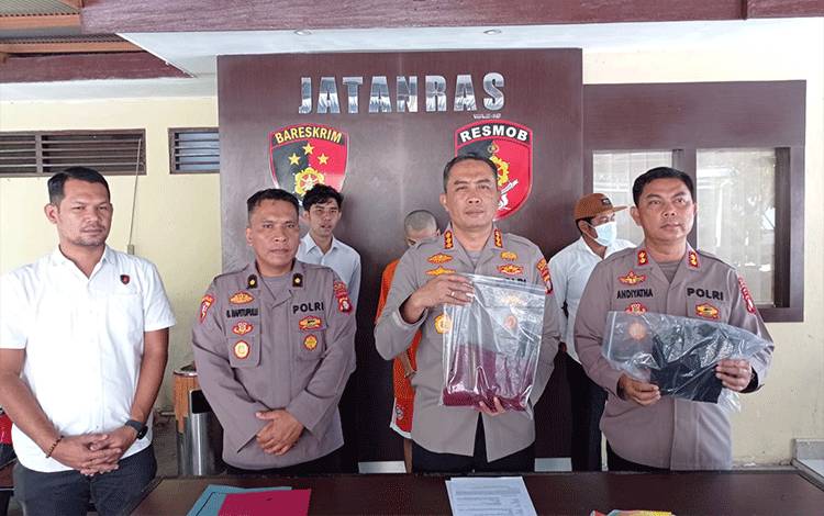Kapolresta Palangka Raya Kombes Pol Budi Santosa bersama jajaran saat menunjukkan barang bukti pelaku begal payudara (FOTO : PATHUR)