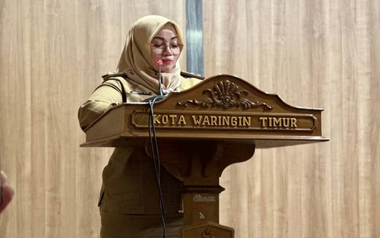 Wakil Bupati Kotawaringin Timur Irawati menyampaikan pidato LKPJ saat rapat aripurna 7 di gedung DPRD, Senin, 27 Maret 2023. (FOTO: DEWIP)