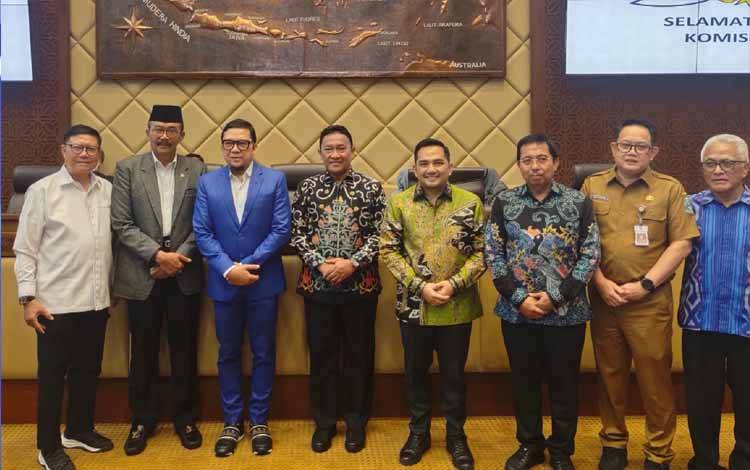 Wakil Gubernur Kalimantan Tengah, Edy Pratowo ikut foto bersama usai Rapat DPR RI Masa Persidangan IV tahun sidang 2022-2023. (FOTO: IST)