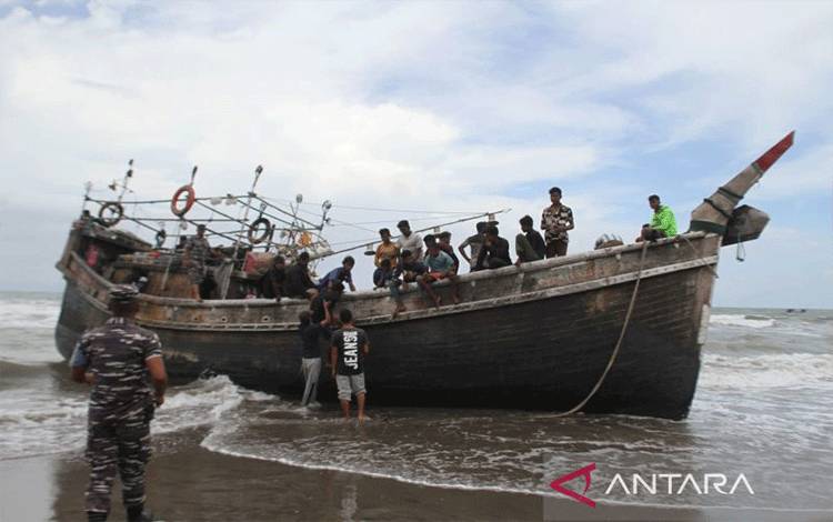 Kapal pembawa imigran Rohingya terdampar di kawasan pantai Aceh Besar (ANTARA/Ampelsa)