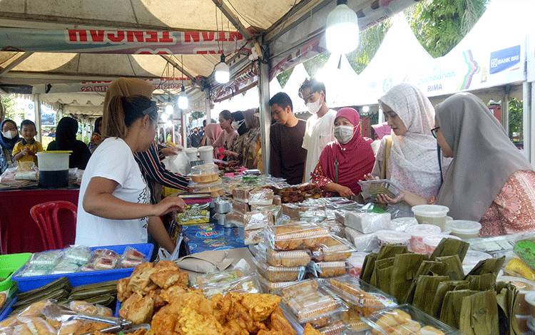 Suasana jual beli di pasar Ramadan yang berpusat di Taman Kota Sampit. (FOTO: NISA)
