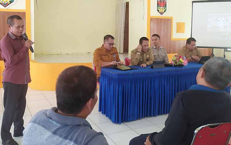 Perwakilan warga Rindang Banua menyampaikan usulan ketika rapat soal relokasi di kantor Kecamatan Pahandut, Selasa, 28 Maret 2023. (FOTO: HENDRI)
