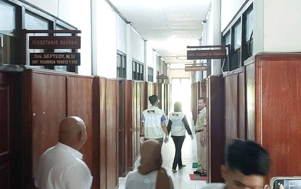 Sejumlah petugas memakai rompi KPK mendatangi kantor Bupati Kapuas pada Selasa, 28 Maret 2023. (FOTO: DODI)