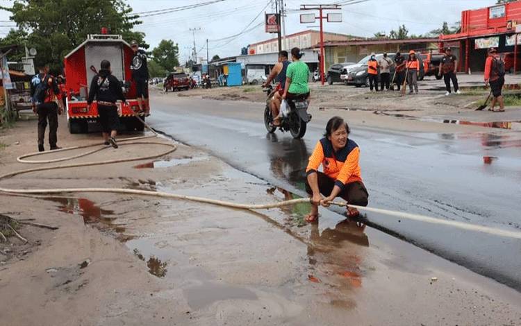 Aksi kerja bakti BPBD Palangka Raya bersihkan jalan. (FOTO: HENDRI)