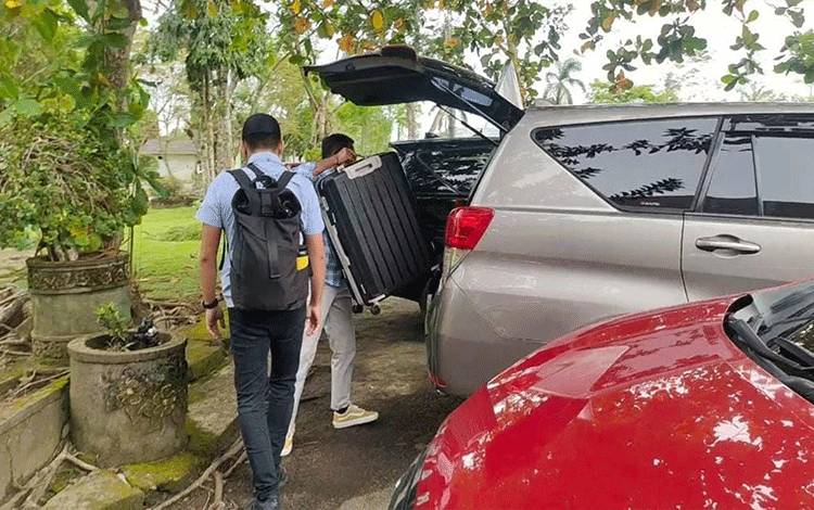 Tim penyidik KPK saat membawa koper usai geledah kantor Bupati Kapuas pada Selasa, 28 Maret 2023. (FOTO: DODI)
