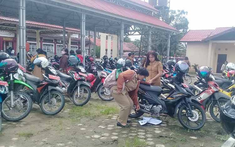 Kendaraan dinas milik Pemkab Barito Timur yang akan diverifikasi oleh BPK RI Perwakilan Kalteng. diparkir di belakang kantor bupati. (FOTO: IST)
