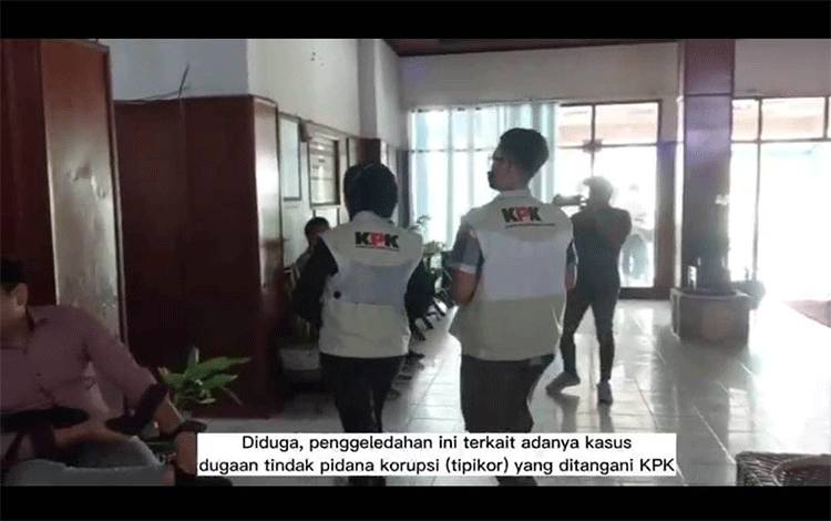 VIDEO:KPK Geledah Kantor Bupati Kapuas