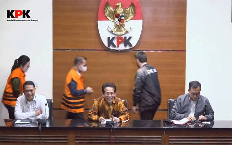 Tayangan di akun YouTube KPK yang memperlihatkan Ben Brahim dan Ary Egahni berdiri memasuki ruang konferensi pers KPK dengan tangan terikat dan menggunakan rompi orange, Selasa, 28 Maret 2023 sore. (FOTO: TESTI PRISCILLA)