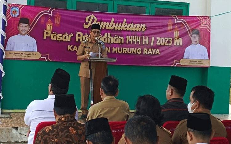 Wakil Bupati Murung Raya Rejikinoor S. Sos saat menyampaikan sambutan pada pembukaan pasar ramadan tahun 2023 di depan gerbang Mesjid Agung Al - istiqlal Jalan Jendral Sudirman Puruk Cahu, Senin (27/03) sore.