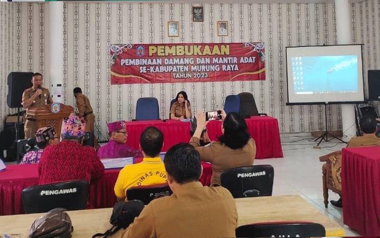 Kepala Dinas Pendidikan dan Kebudayaan Kabupaten Mura Ferdinand Wijaya, SPt., M.AP saat menyampaikan sambutan pembukaan kegiatan Pembinaan Damang dan Mantir Adat