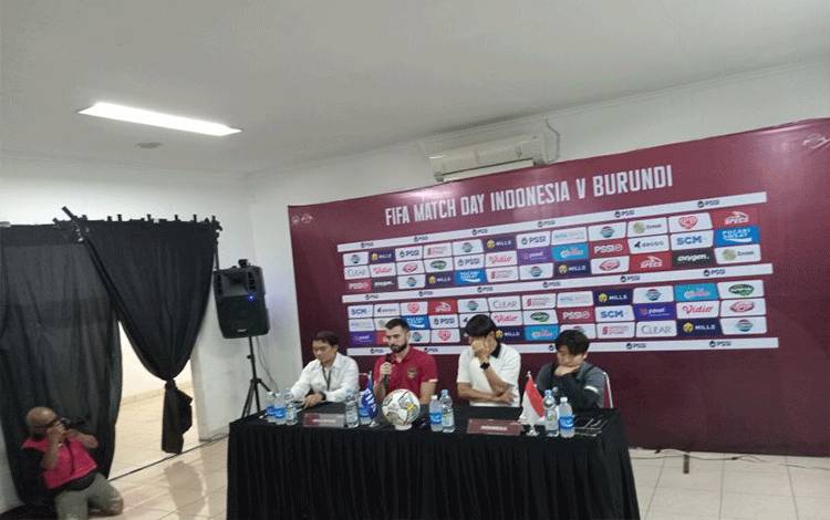 Bek timnas Indonesia Jordi Amat (kedua dari kiri) menjawab pertanyaan para pewarta setelah pertandingan FIFA match day melawan Burundi di Stadion Patriot Candrabhaga, Bekasi, Selasa (28/3/2023). (ANTARA/RAUF ADIPATI)