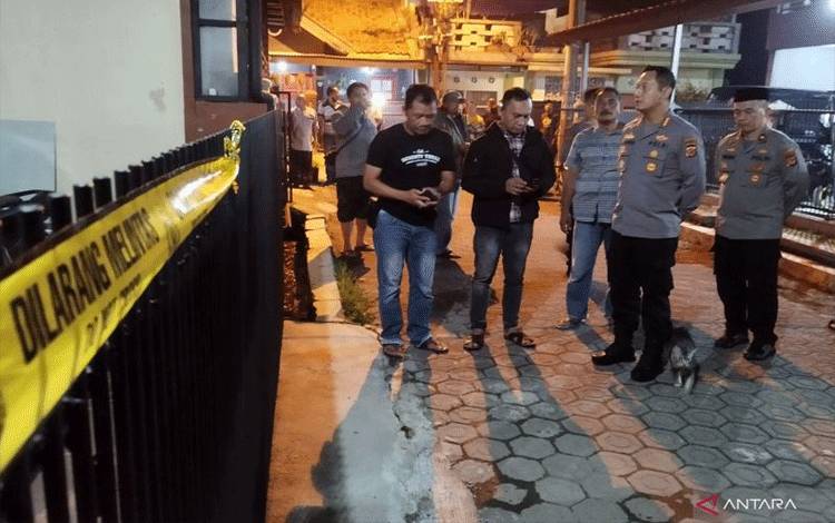 Kapolresta Bandung Kombes Pol Kusworo Wibowo meninjau rumah eks Ketua KY Jaja Ahmad Jayus di Komplek GBA, Kabupaten Bandung, Jawa Barat, Selasa (28/3/2023). (ANTARA/Bagus Ahmad Rizaldi)