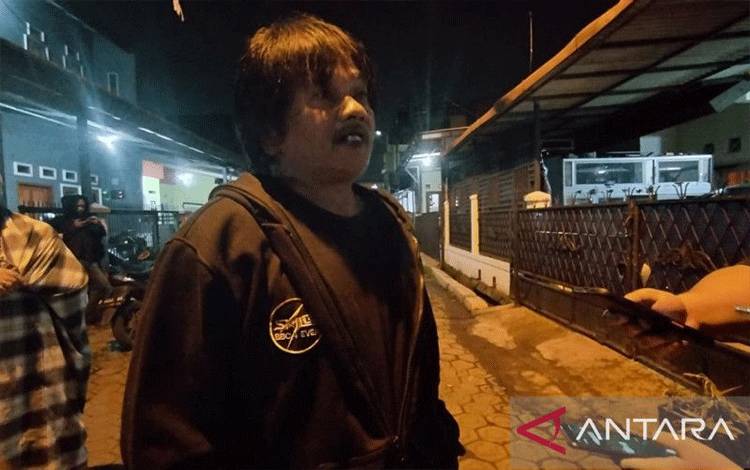 Salah seorang warga Perumahan Griya Bandung Asri (GBA) 2 Blok F Dion (59) mengungkapkan kondisi korban pembacokan di perumahan itu yang merupakan mantan Ketua Komisi Yudisial (KY) Jaja Ahmad Jayus dan putrinya Rahmi Dwi Utami, Bandung, Selasa (28/3/2023). (ANTARA/Bagus Ahmad Rizaldi)