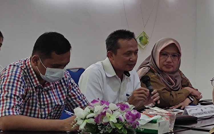 Pimpinan Perum Bulog Kanwil Kalimantan Tengah (Kalteng), Sony Supriyadi saat rapat bersama di Dinas Ketahanan Pangan Kalteng baru baru ini. (FOTO: HERMAWAN)