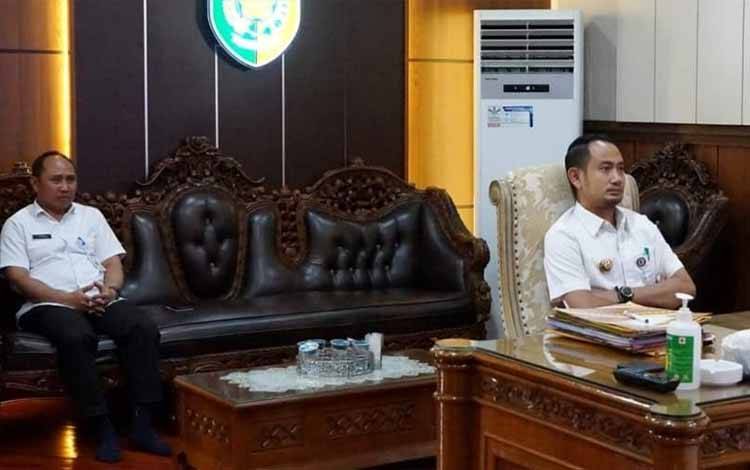 Wali Kota Palangka Raya Fairid Naparin bersama Inspektur, Hambali mengikuti rapat virtual koordinasi AKN. (FOTO: HUMAS)