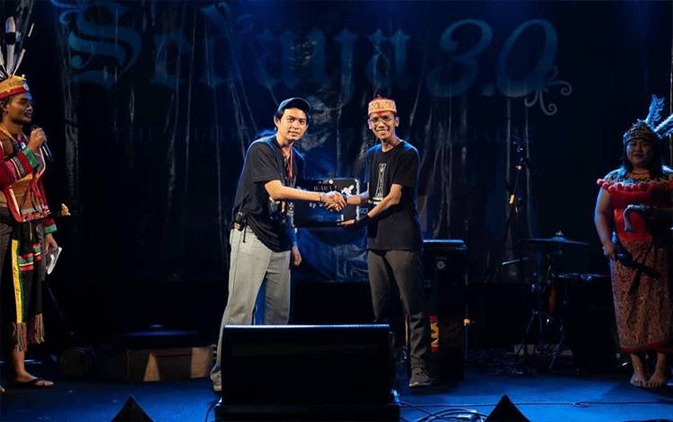 Himpunan pelajar mahasiswa Kalimantan Tengah menerima penghargaan juara 1 stand pameran Festival Sedaya di Yogyakarta. (FOTO: IST)