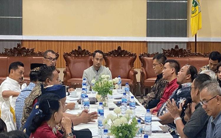 Wali Kota Palangka Raya Fairid Naparin mengadakan pertemuan dengan tokoh adat dan tokoh masyarakat Jalan Badak. Dia menyerukan perlawanan terhadap mafia tanah. (FOTO: IST)
