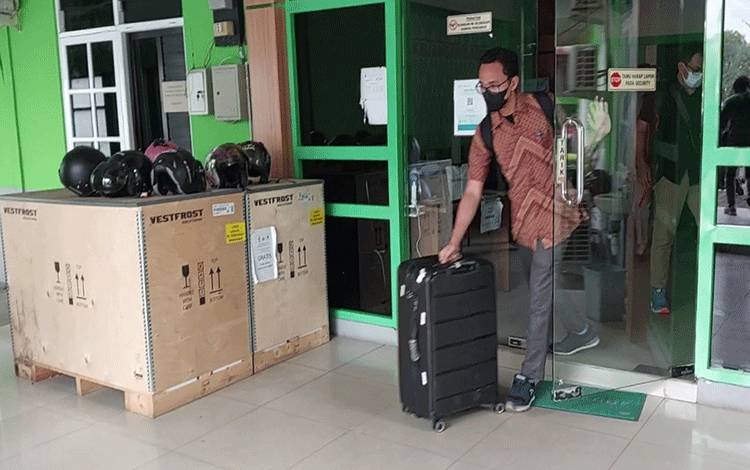 Tim KPK saat keluar darickantor Dinas Kesehatan Kapuas membawa sebuah koper, Kamis, 30 Maret 2023. (FOTO: DODI)