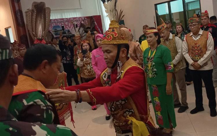 Pemberian gelar kehormatan adat Dayak Kalteng kepada Laksamana TNI Yudo Margono di Kota Palangka Raya, Kamis, 30 Maret 2023. (FOTO: HERMAWAN)