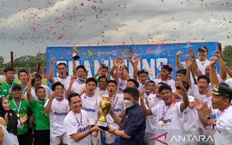 Ilustrasi - Klub sepak bola PS Palembang angkat tropi Piala Gubernur Sumatera Selatan U-20 tahun 2022 di Jakabaring Sport City, Palembang, Sumatera Selatan, Jumat (18/11/2022). ANTARA/HO-PS Palembang