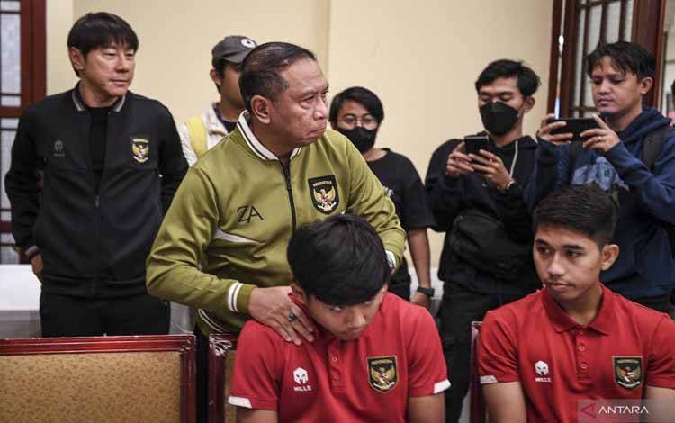 Wakil Ketua Umum PSSI Zainudin Amali (kedua kiri) berbincang dengan pesepak bola Timnas U20 saat mengunjungi pemusatan latihan di Jakarta, Kamis (30/3/2023). . ANTARA FOTO/M Risyal Hidayat/nym (ANTARA FOTO/M RISYAL HIDAYAT)