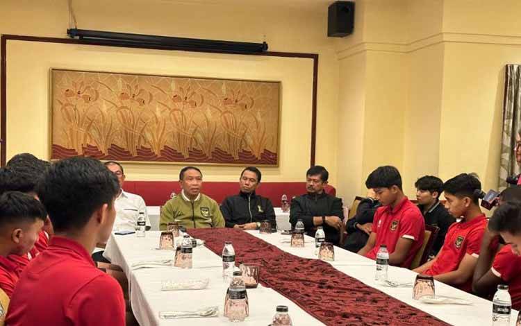 Wakil Ketua Umum PSSI Zainudin Amali menemui para pemain timnas U-20 di Hotel Sultan, Jakarta, Kamis (30/3/2023). (ANTARA/ RIO FEISAL)