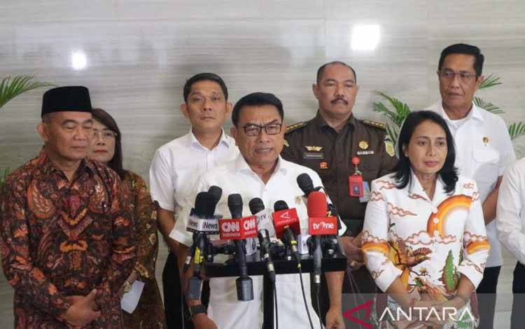 Kepala Staf Kepresidenan RI, Moeldoko (tengah depan), memberikan keterangan pers di Gedung Bina Graha, Jakarta, Kamis (30/3/2023). (ANTARA/Rangga Pandu Asmara Jingga)