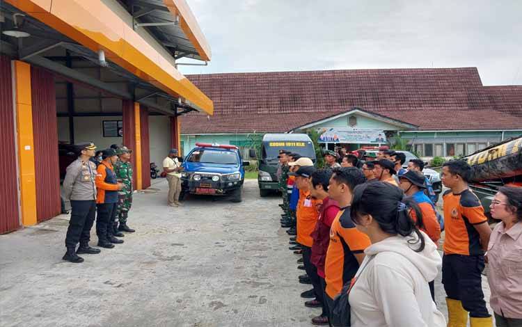 Apel gabungan personel di halaman kantor BPBD Kapuas sebelum dikirimkan ke lokasi banjir di Kecamatan Kapuas Tengah, Kamis sore, 30 Maret 2023. (FOTO: DODI)