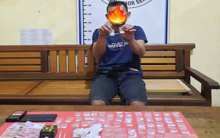 Pelaku dengan barang bukti sabu ketika diamankan jajaran Satresnarkoba Polres Seruyan (Foto ; Polres Seruyan)