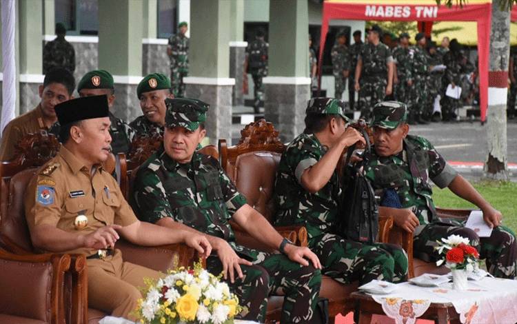 Gubernur Kalteng Sugianto Sabran saat mendampingi Panglima TNI Laksamana TNI Yudo Margono berangkatkan 555 Prajurit ke Papua. (FOTO: SETDA PROV.KALTENG)