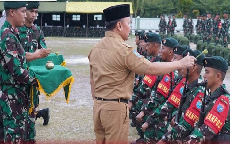Gubernur Kalteng Sugianto Sabran melakukan tradisi tampung tawar kepada prajurit TNI. (FOTO: MMC KALTENG)