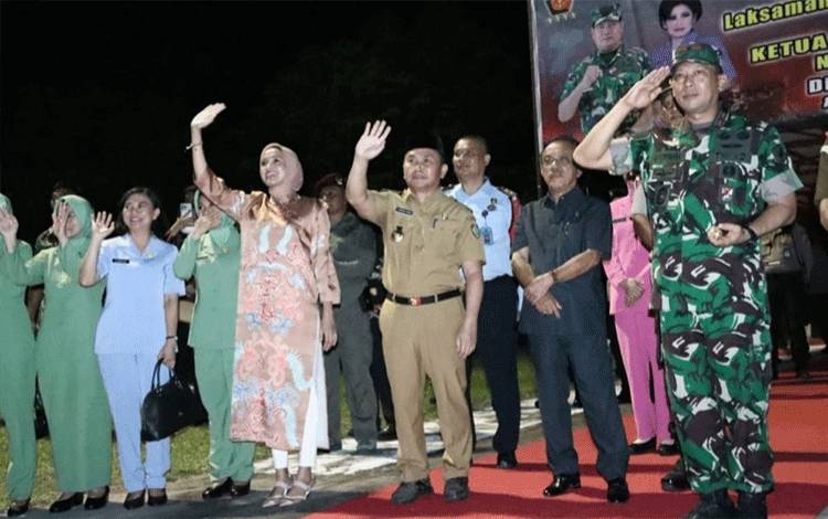 Gubernur Kalteng H Sugianto Sabran melambaikan tangan lepas keberangkatan Panglima TNI Laksamana Yudo Margono dari Bandara Tjilik Riwut. (FOTO: MMC KALTENG)