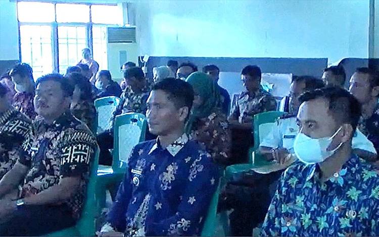 Rapat evaluasi pemerintahan desa yang dihadiri oleh camat se-Kabupaten Barito Timur dan kepala perangkat daerah terkait, Kamis, 30 Maret 2023. (FOTO: DISKOMINFOPS BARTIM)