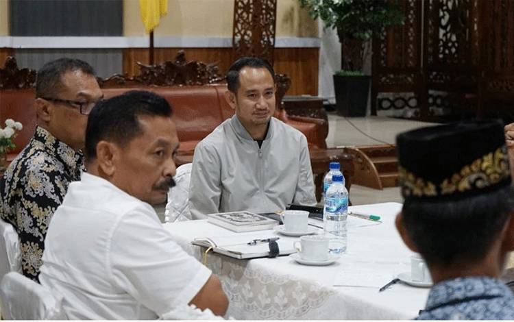 Wali Kota Palangka Raya, Fairid Naparin berdiskusi dengan tokoh masyarakat dan tokoh adat terkait pembentukan sekretariat bersama. (FOTO: FAIRID untuk BN)