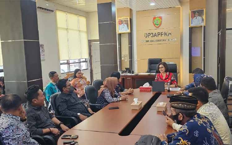 Kepala P3APPKB Kalteng, Linae Victoria Aden saat menerima kunjungan DPRD Kabupaten Kotawaringin Timur baru baru ini. (FOTO: IST)