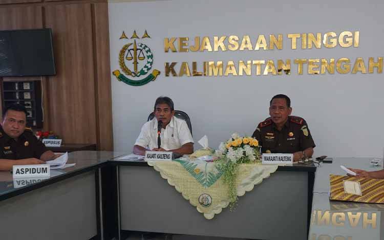 Kajati Kalteng Pathor Rahman didampingi Jajarannya saat kegiatan Permohonan penghentian keadilan Restoratif di Kantor Kejaksaan Tinggi Kalteng. (FOTO: HUMAS KEJATI KALTENG)