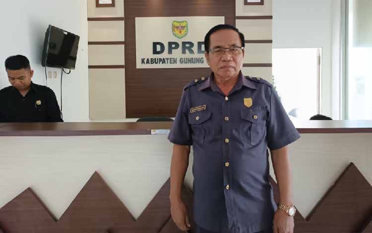 Ketua DPRD Gunung Mas Akerman Sahidar saat ditemui di Kantor DPRD setempat. (FOTO: RISKA YULYANA)