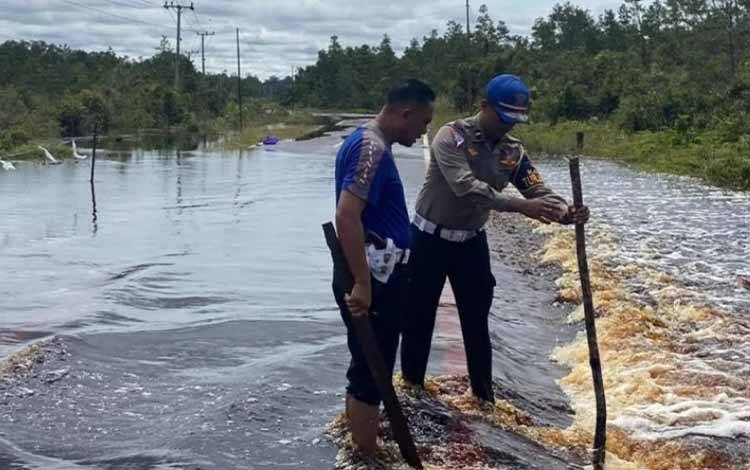 Sejumlah Titik Jalan Lintas Palangka Raya - Buntok di Timpah Terendam Banjir, Polisi Pasang Patok Pembatas.