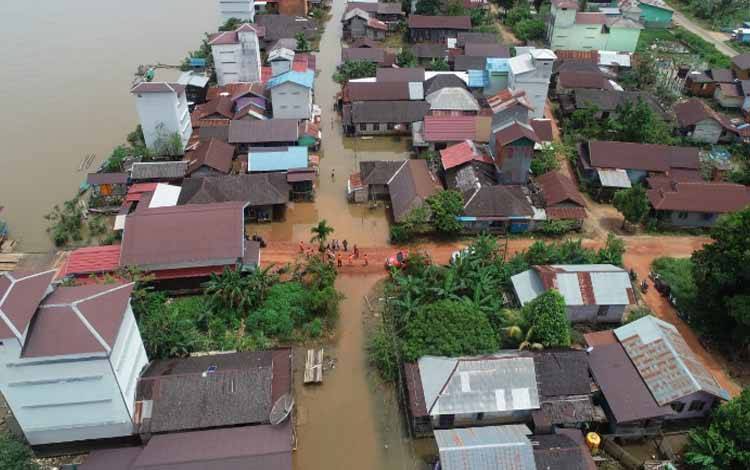 Puluhan rumah di Desa Samba Bakumpai, Kecamatan Katingan Tengah Kabupaten Katingan kebanjiran akibat luapan Sungai Samba dan Sungai Katingan
