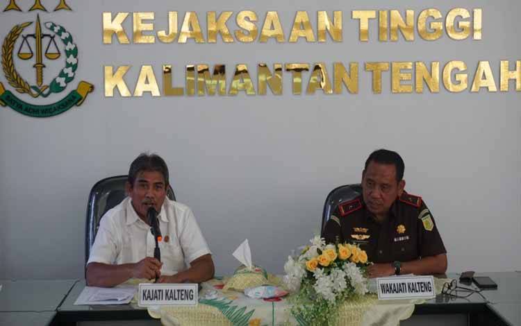 Kajati Kalteng Pathor Rahman dan Wakajati saat kegiatan Permohonan penghentian keadilan Restoratif di Kantor Kejaksaan Tinggi Kalteng (Foto: Humas Kejati Kalteng)