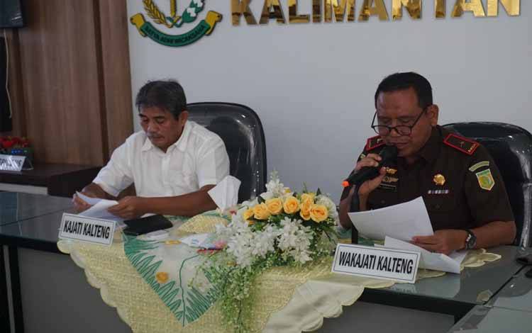 Kajati Kalteng Pathor Rahman dan Wakajati Kalteng saat kegiatan Permohonan penghentian penuntutan berdasarkan keadilan Restoratif di Kejaksaan Tinggi Kalteng (Foto: Humas Kejati Kalteng)