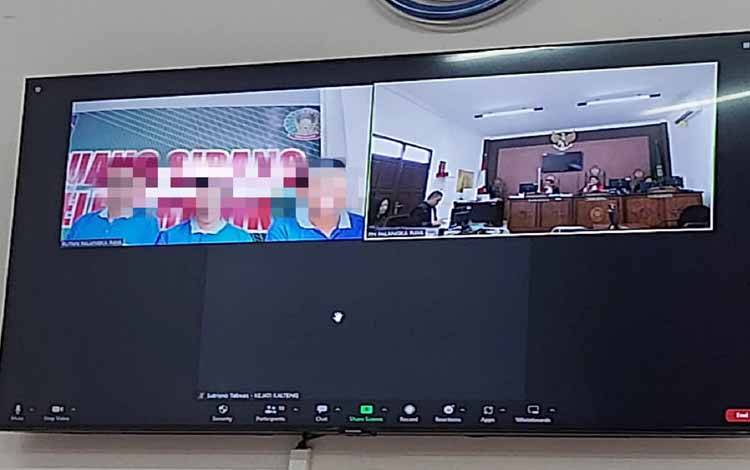 Para terdakwa saat menjalani persidangan secara virtual di Pengadilan Negeri Palangka Raya belum lama ini (Foto: Apriando)
