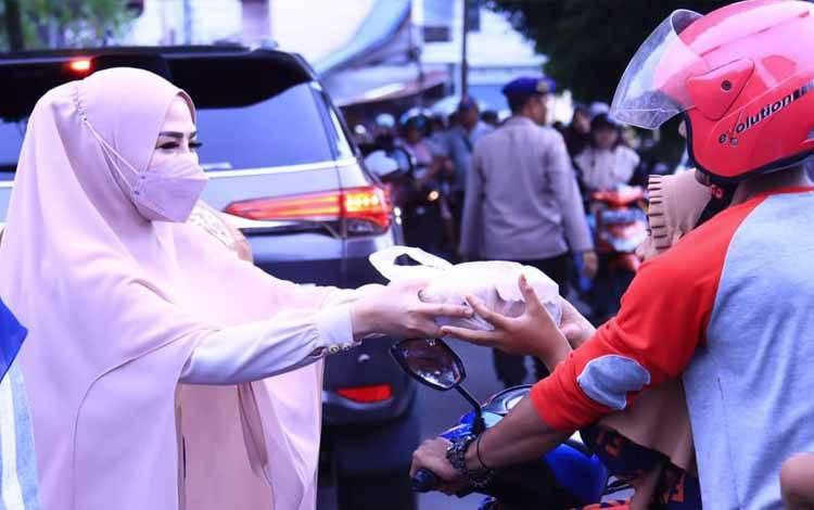 Wakil Bupati Seruyan Hj Iswanti saat membagikan takjil kepada masyarakat di Kuala Pembuang ( Foto : PROKOM SERUYAN )