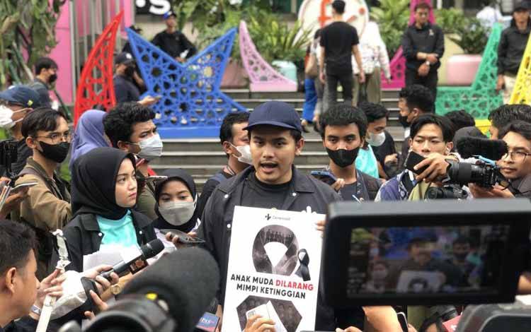 Dinno Andriansyah memimpin aksi 1 juta pita hitam yang digelar di depan FX Sudirman, Jakarta, Jumat (31/3/2023). (ANTARA/Zaro Ezza Syachniar)