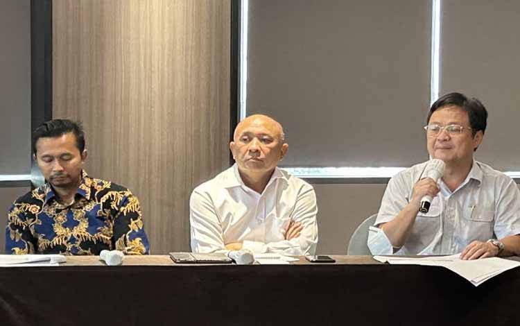 Ketua Umum API Jemmy Kartiwa Sastraatmaja (kanan) saat konferensi pers di Jakarta, Jumat (31/3/2023). ANTARA/Kuntum Riswan