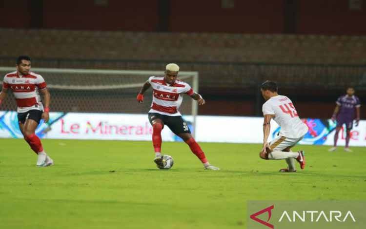 Madura United FC menjamu PSM Makassar pada laga lanjutan BRI LIga 1 Indonesia di Stadion Gelora Madura Ratu Pamelingan Pamekasan, Jumat malam. (ANTARA/HO-Madura United FC)